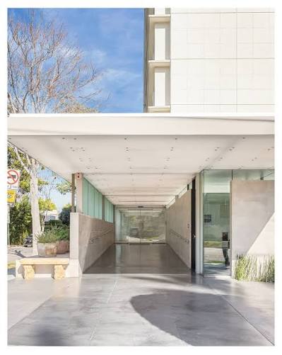 Doheny Plaza porte cochere